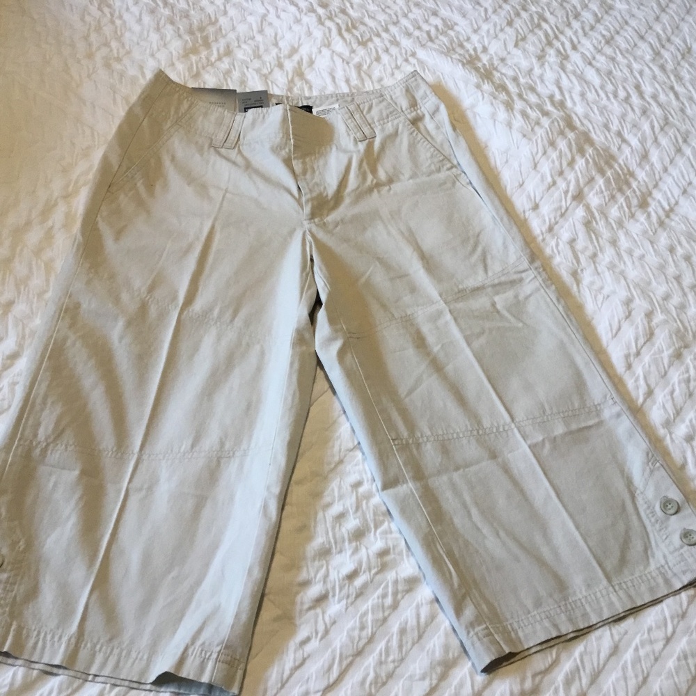 NEW w/tags Dockers woman’s size 6 wide leg Capris